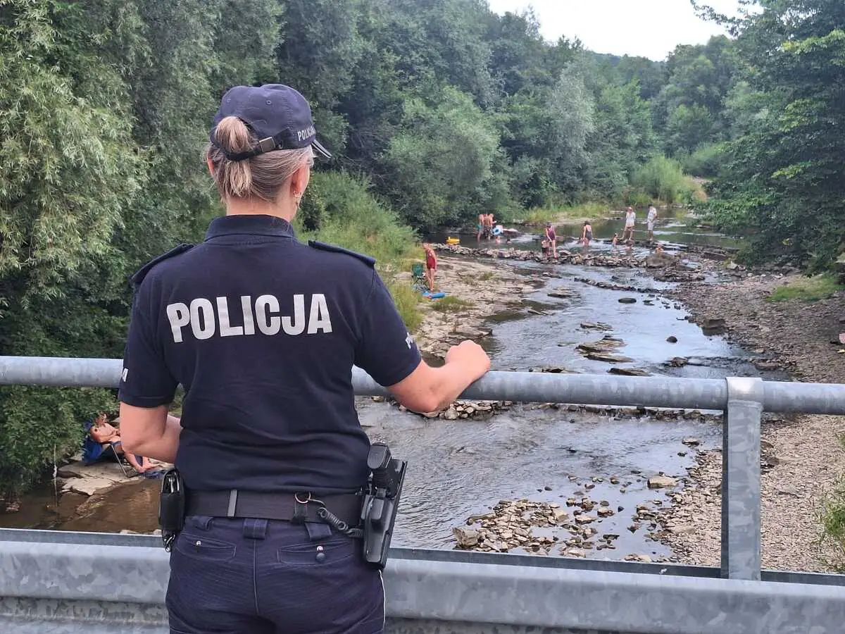 Gorliccy policjanci kontrolują kąpieliska. Przypominają o zasadach bezpiecznego wypoczynku