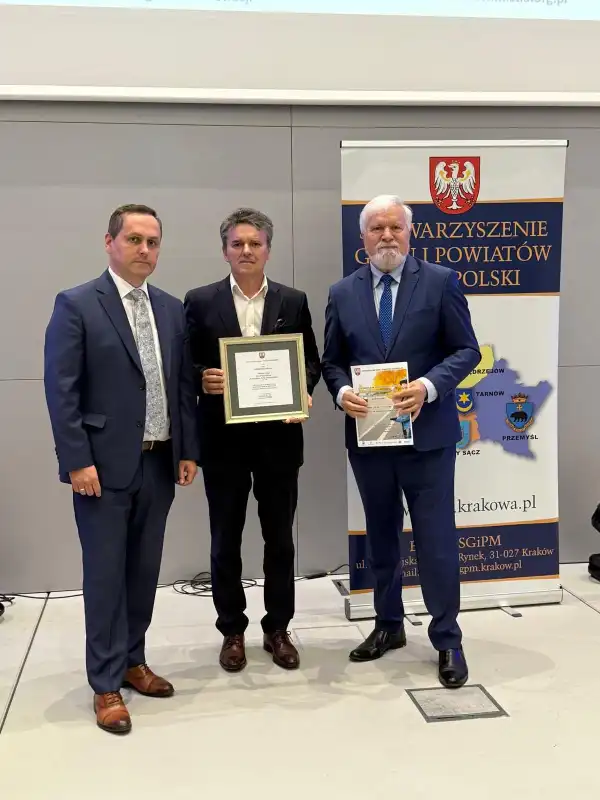 Platynowa Płyta Chodnikowa dla Kamionki Wielkiej. Rekordowe inwestycje w bezpieczeństwo