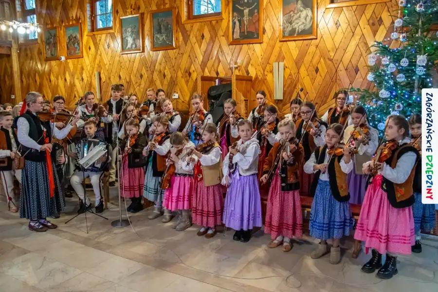 Radość, muzyka i lokalne smaki. Rodzinne kolędowanie w Lubomierzu