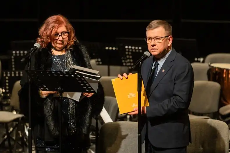 Małopolska śpiewa dla świętych. Wzruszający koncert w MCK SOKÓŁ