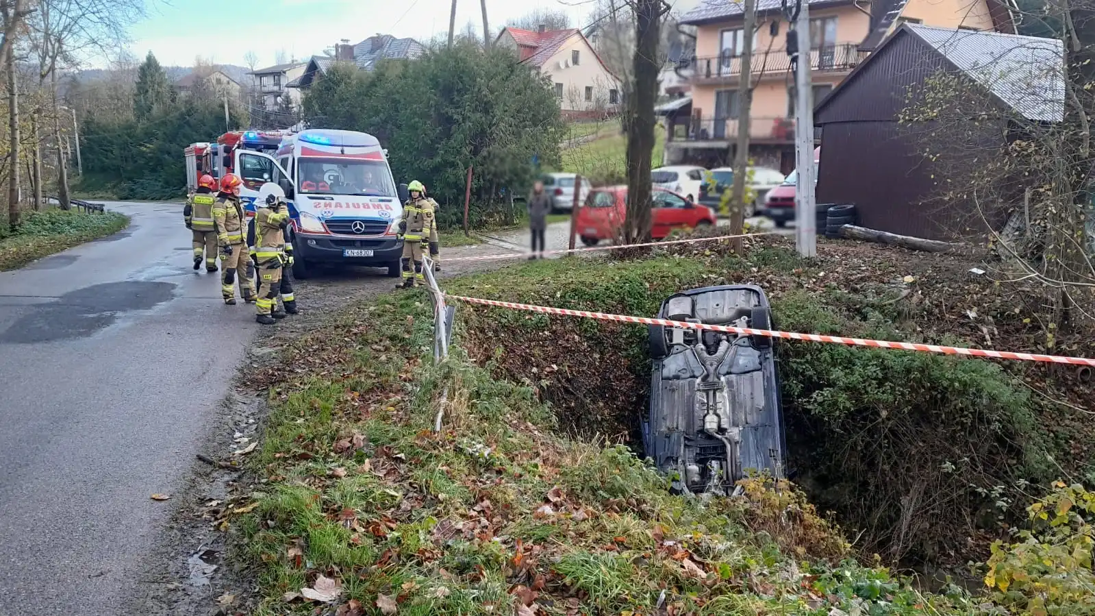 W Nawojowej samochód osobowy zjechał z drogi i dachował