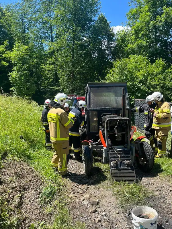 Pożar traktora w Zabrzeży. Ogień objął komorę silnika