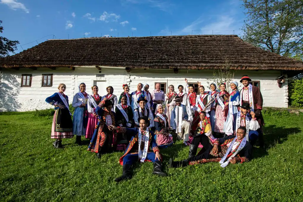 Kandydaci Miss Supranational 2021 w Sądeckim Parku Etnograficznym
