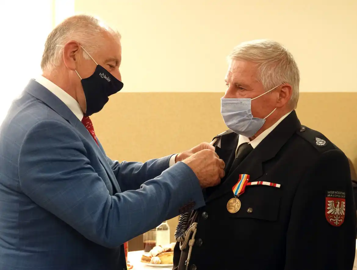 Promesa i honorowe odznaczenia dla strażaków ochotników z OSP w Zabrzeży
