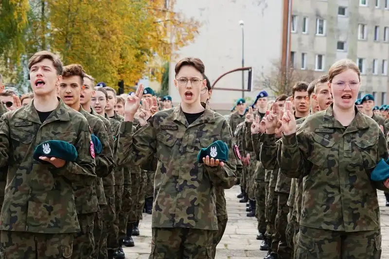 Uczniowie ZS im. Sybiraków w Nowym Sączu złożyli uroczyste ślubowanie. Podczas wydarzenia odsłonięto nowy mural