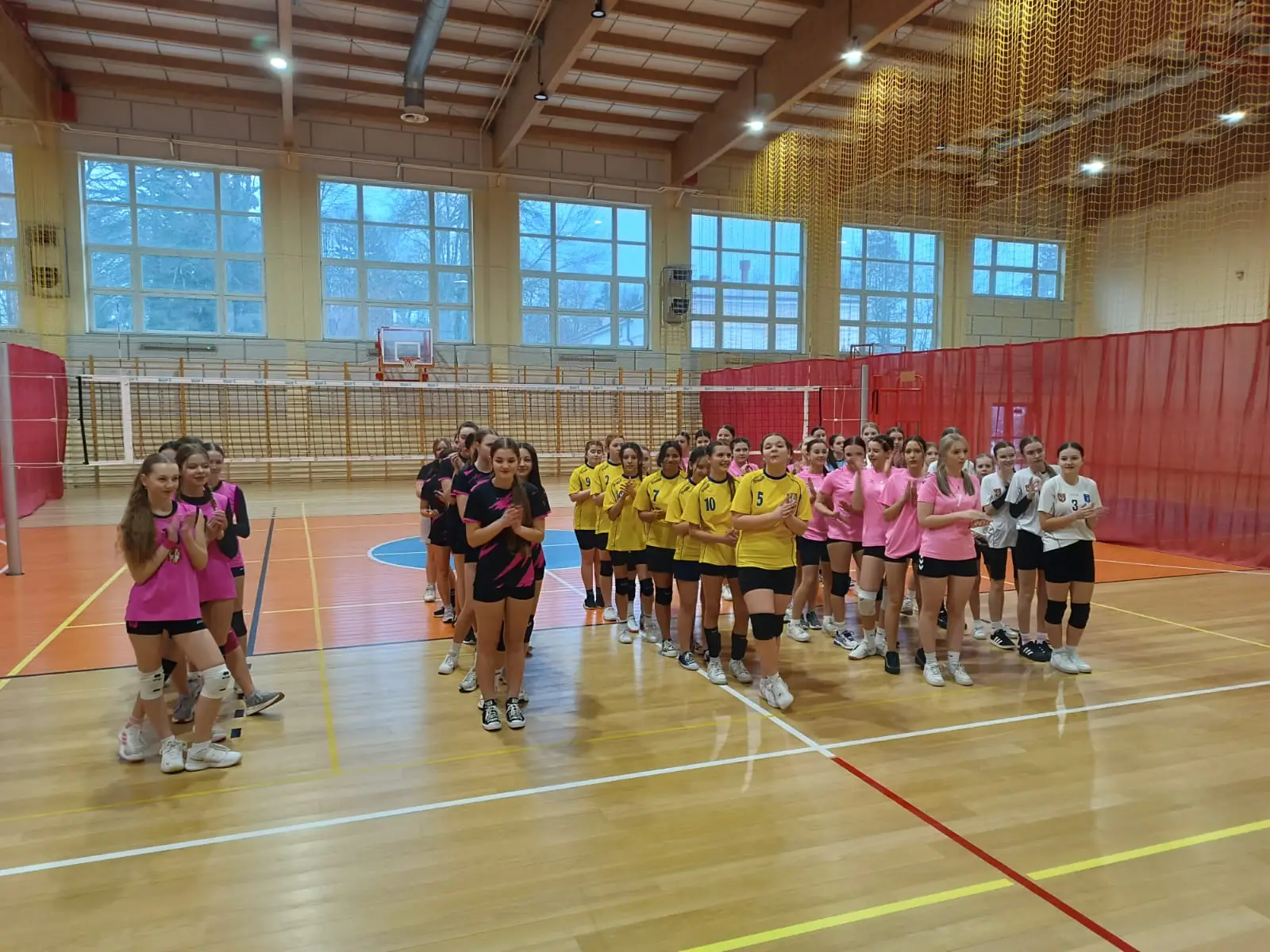 Emocje i fair play. Młode siatkarki rywalizowały w Bieczu
