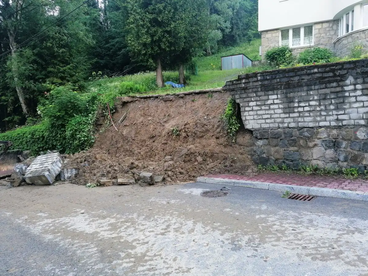 Mur oporowy runął na samochody, chodnik i drogę! Niebezpieczne zdarzenie na ul. Leśnej w Krynicy-Zdroju