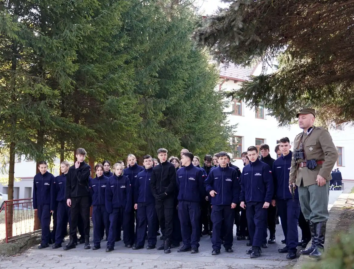 Uczniowie klas mundurowych z ZS w Marcinkowicach pobiegli „Tropem wilczym”