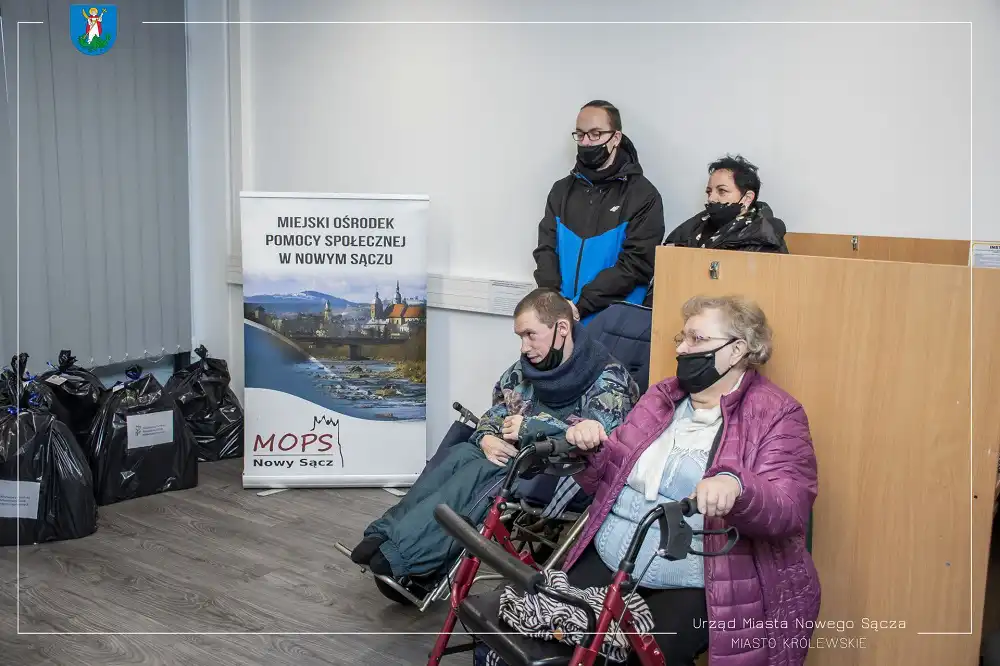 W nowosądeckim MOPS przekazano paczki wsparcia dla potrzebujących