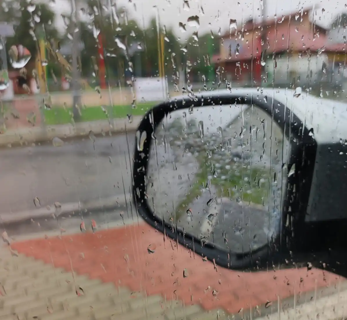 Deszczowa aura na Sądecczyźnie. Policja apeluje: Zwolnij, zanim będzie za późno