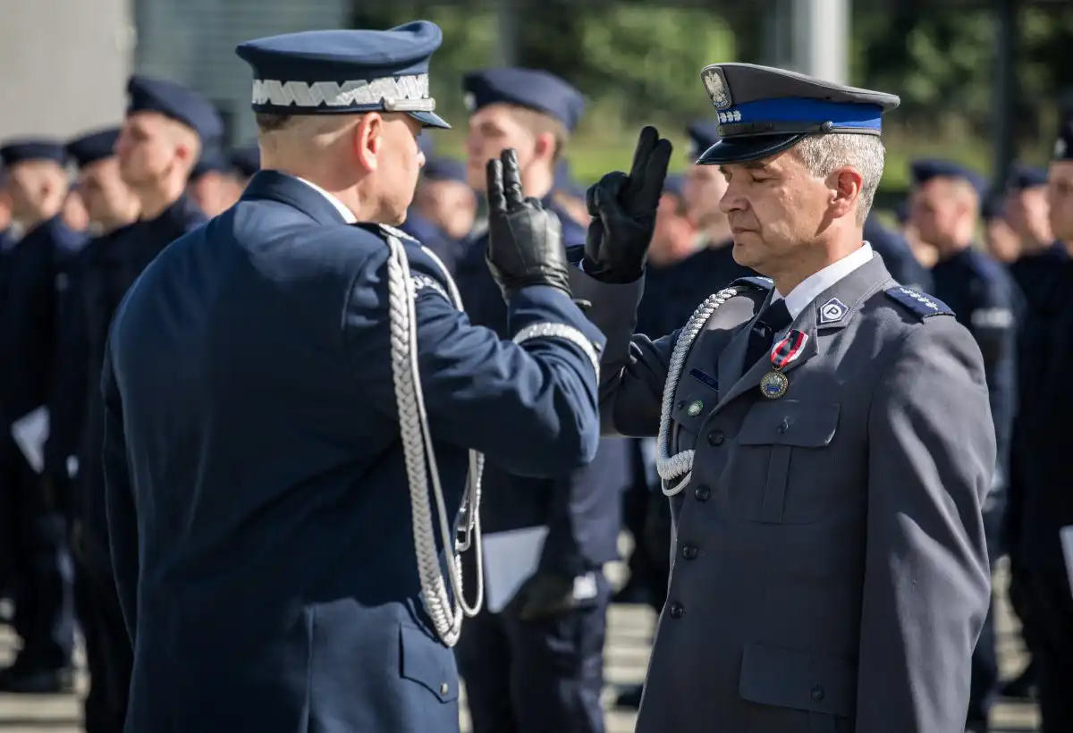Zasłużeni sądeccy policjanci wyróżnieni. Burmistrz Starego Sącza Jacek Lelek z Medalem za Zasługi dla Policji