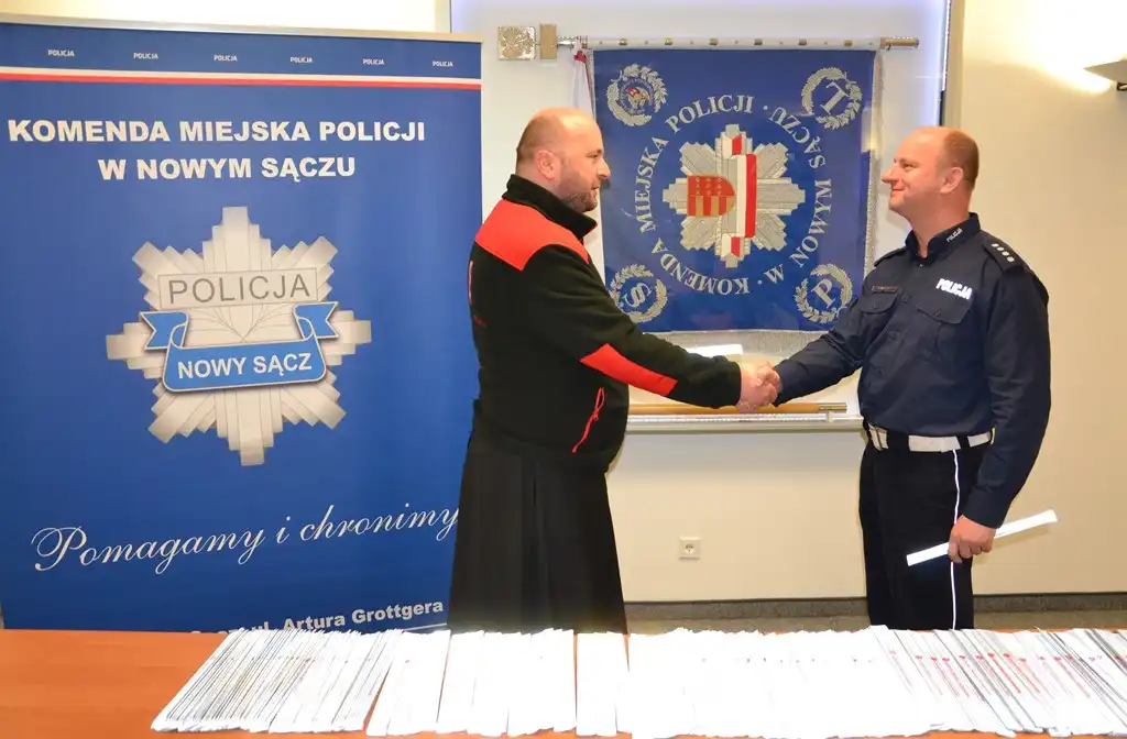 Do mieszkańców Sądecczyzny trafi tysiąc odblaskowych opasek
