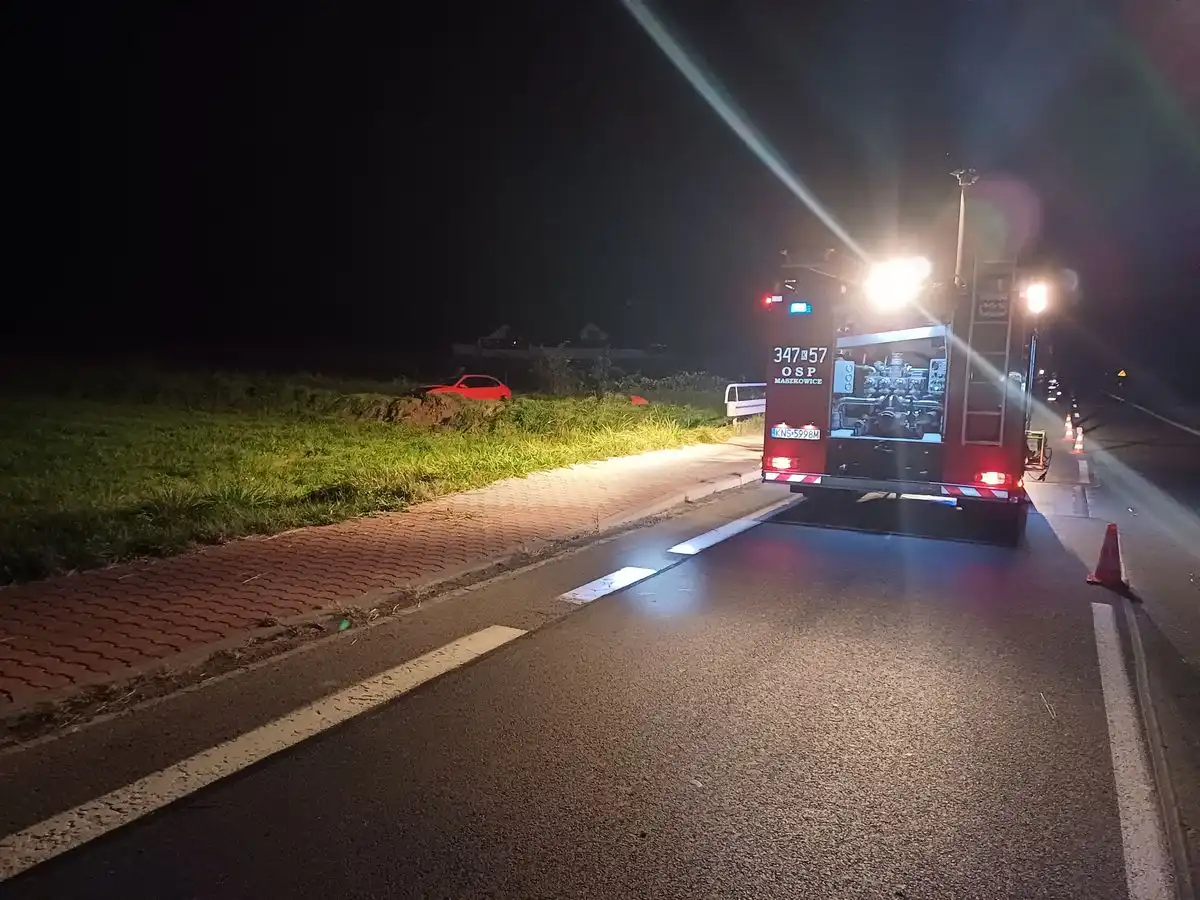 Wypadek w Maszkowicach. Samochód osobowy wypadł z drogi. Trzy osoby poszkodowane