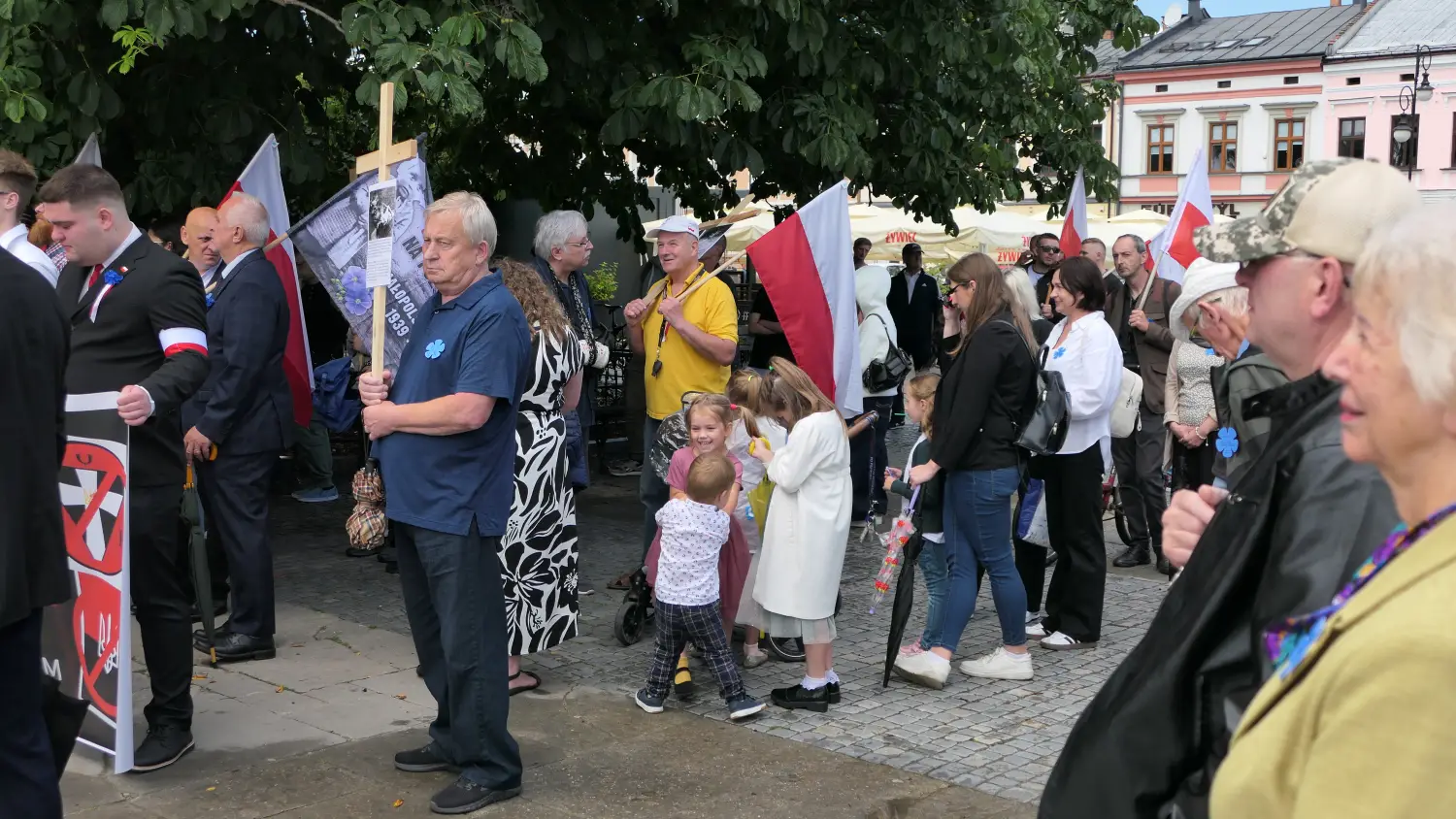 Pamięć, krzyże i mocne słowa. Marsz Wołyński po raz dwunasty przeszedł przez Nowy Sącz