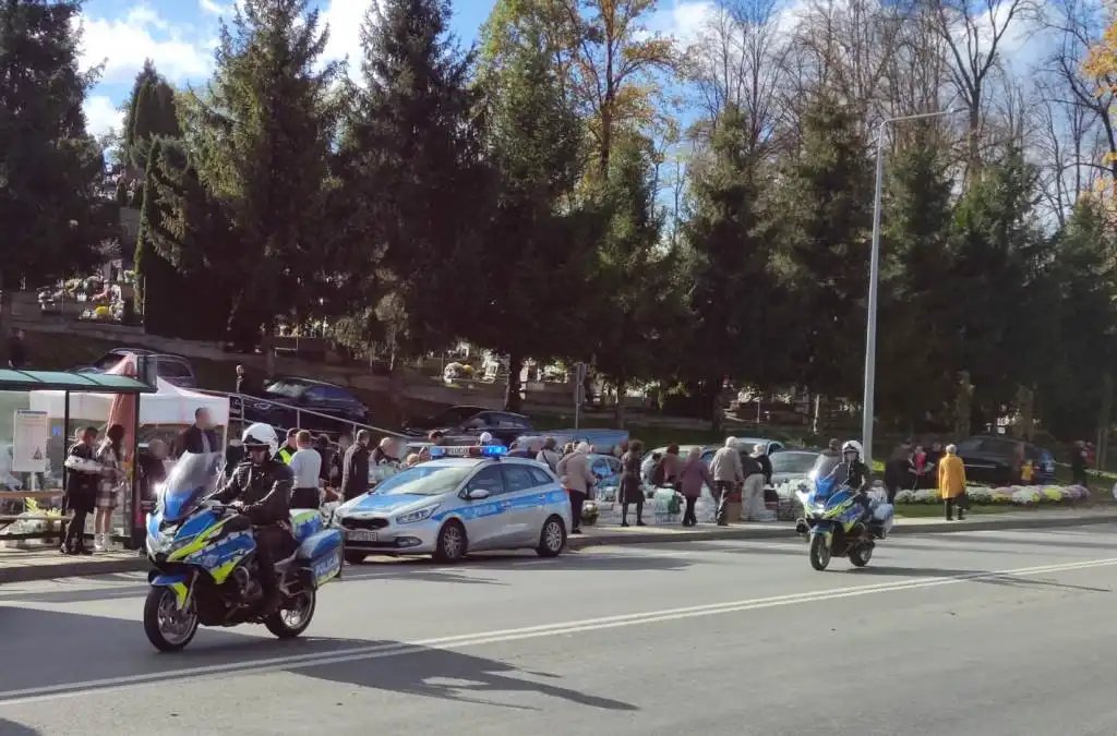 Sądeccy policjanci dbają o bezpieczeństwo w rejonch cmentarzy