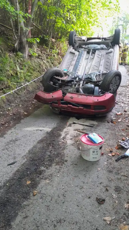 Wypadek w Bartkowej Posadowej. Dachowała osobówka