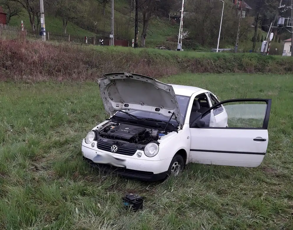 Żegiestów: osobówka wypadła z drogi