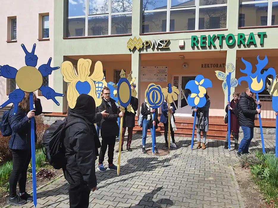 Kwiaty dla Ukrainy - akcja artystyczna studentów PWSZ