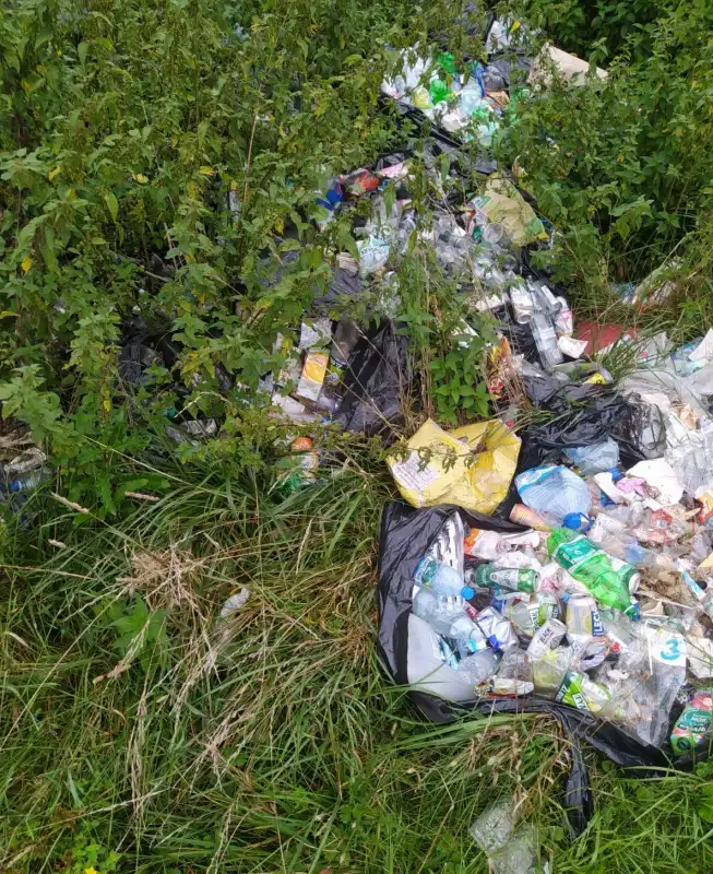Gmina Korzenna: Dzikie wysypisko przy stadionie. Policja szuka sprawców