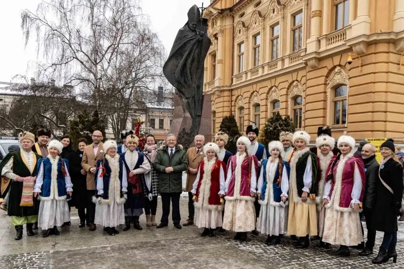 Sądecka młodzież w rytmie tradycji. Osiemnasty polonez na rynku