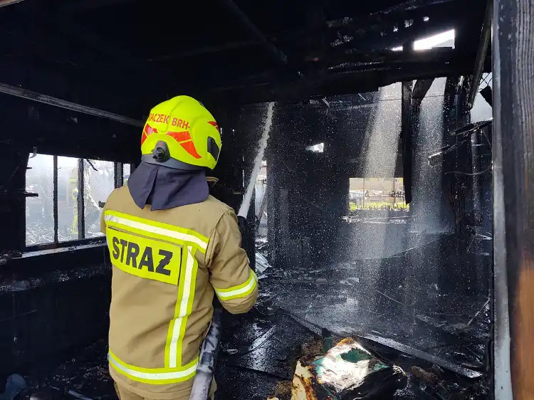 Biała Niżna: Strażacy przez trzy godziny gasili pożar drewnianego garażu oraz wiat