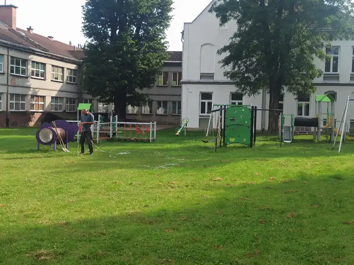 Nowy Sącz: Ruszyła rozbudowa placu zabaw na terenie Szkoły Podstawowej nr 9