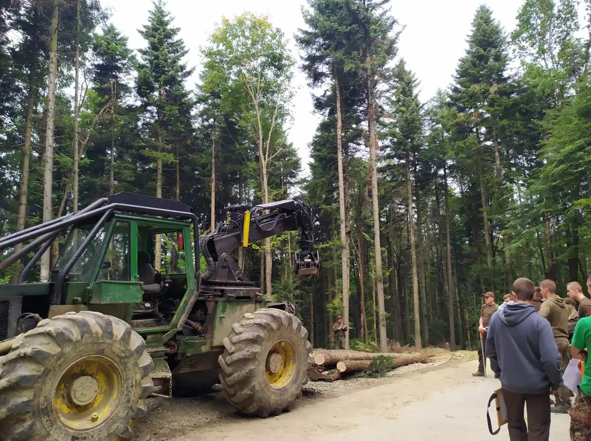 ZS w Starym Sączu: uczniowie odbywają praktyki w firmach i instytucjach oraz w… lesie