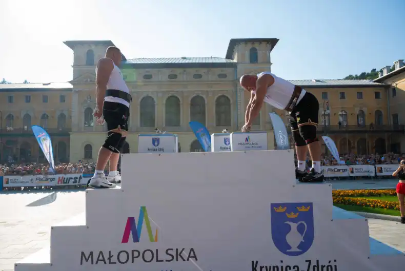 Pokaz siły na krynickim deptaku