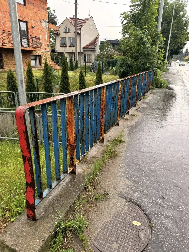 Mostki w Nowym Sączu do remontu - zniszczone barierki i schody