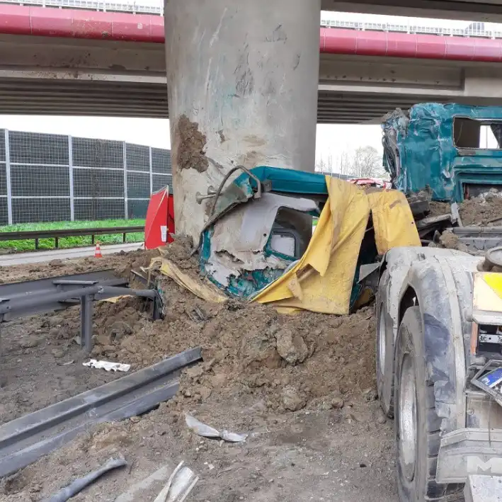 Kraków: Samochód ciężarowy uderzył w filar mostu
