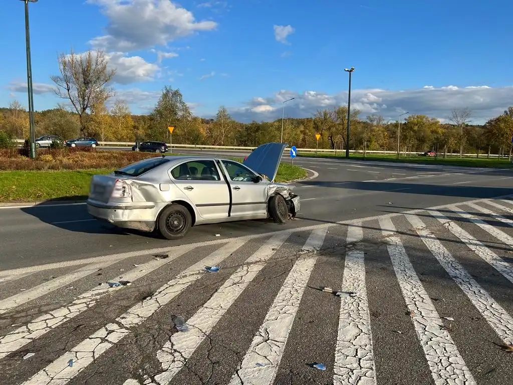 Kolejna kolizja na Al. Piłsudskiego. Dwie osoby trafiły do szpitala