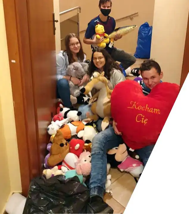 Wolontariusze ze Szkolnego Koła Caritas przy ZSP w Krynicy-Zdroju pomagają dzieciom i osobom starszym