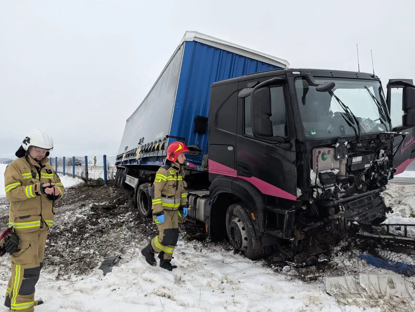 Tragiczny wypadek na DK75 w Łososinie Dolnej. Nie żyje kierowca osobówki