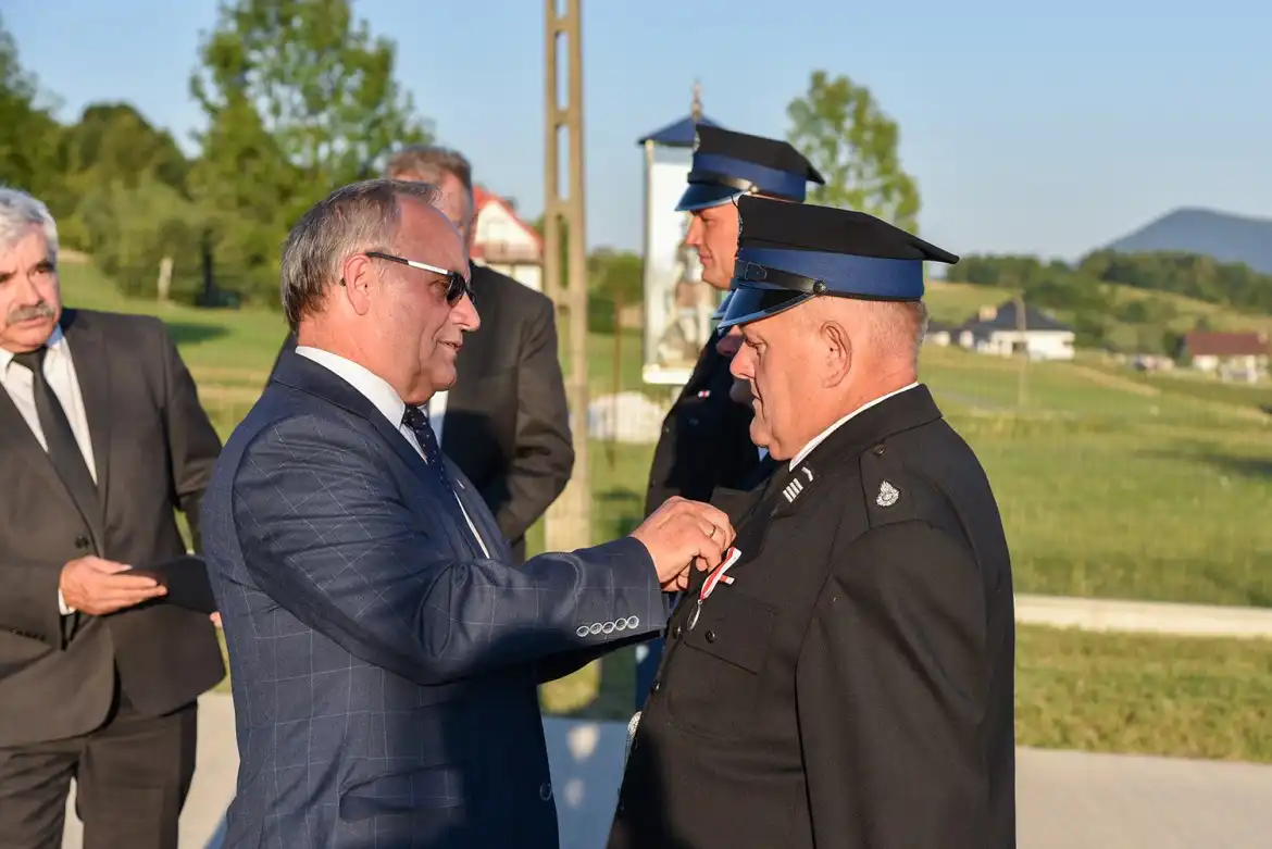 Strażacy ze Starej Wsi świętują: nowy sprzęt i rocznica patrona. Wręczono odznaczenia