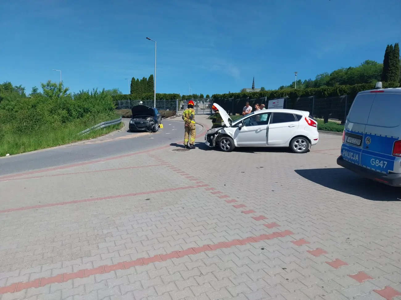 Zderzenie dwóch aut w Brzeznej. Na miejscu strażacy i policja