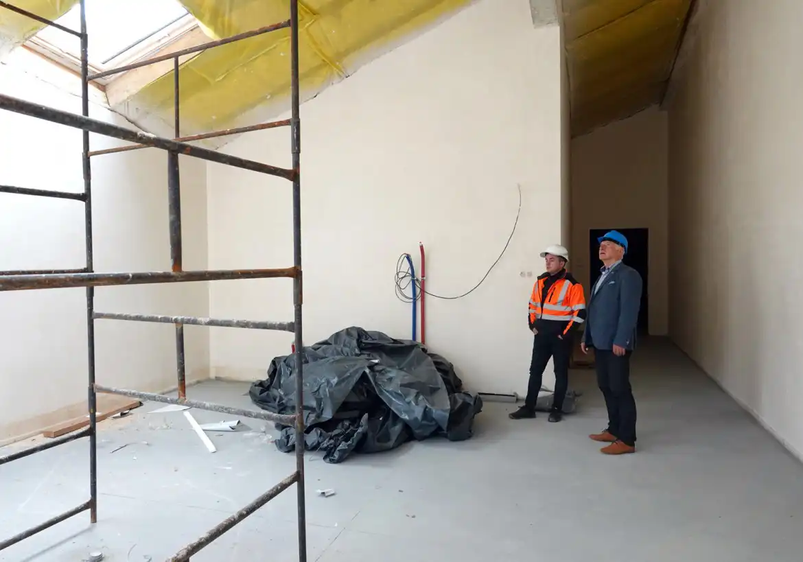 Trwają prace przy budowie hali sportowej w Marcinkowicach. Niedługo zostaną zamontowane okna