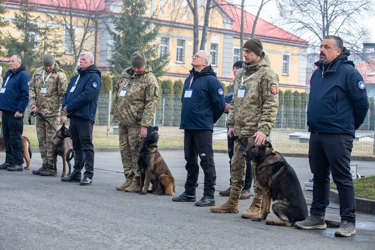 W Komendzie KaOSG przekazano ukraińskim żołnierzom psy saperskie