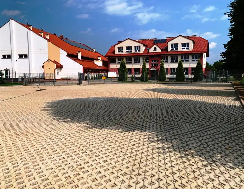 Nowy parking przy Szkole Podstawowej w Świniarsku oddany do użytku