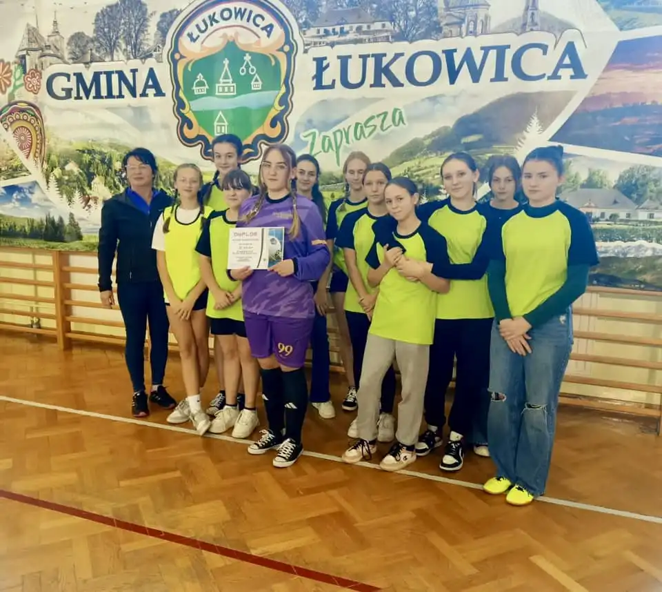 Igrzyska Młodzieży Szkolnej. Triumf Stronia w Halowej Piłce Nożnej Dziewcząt