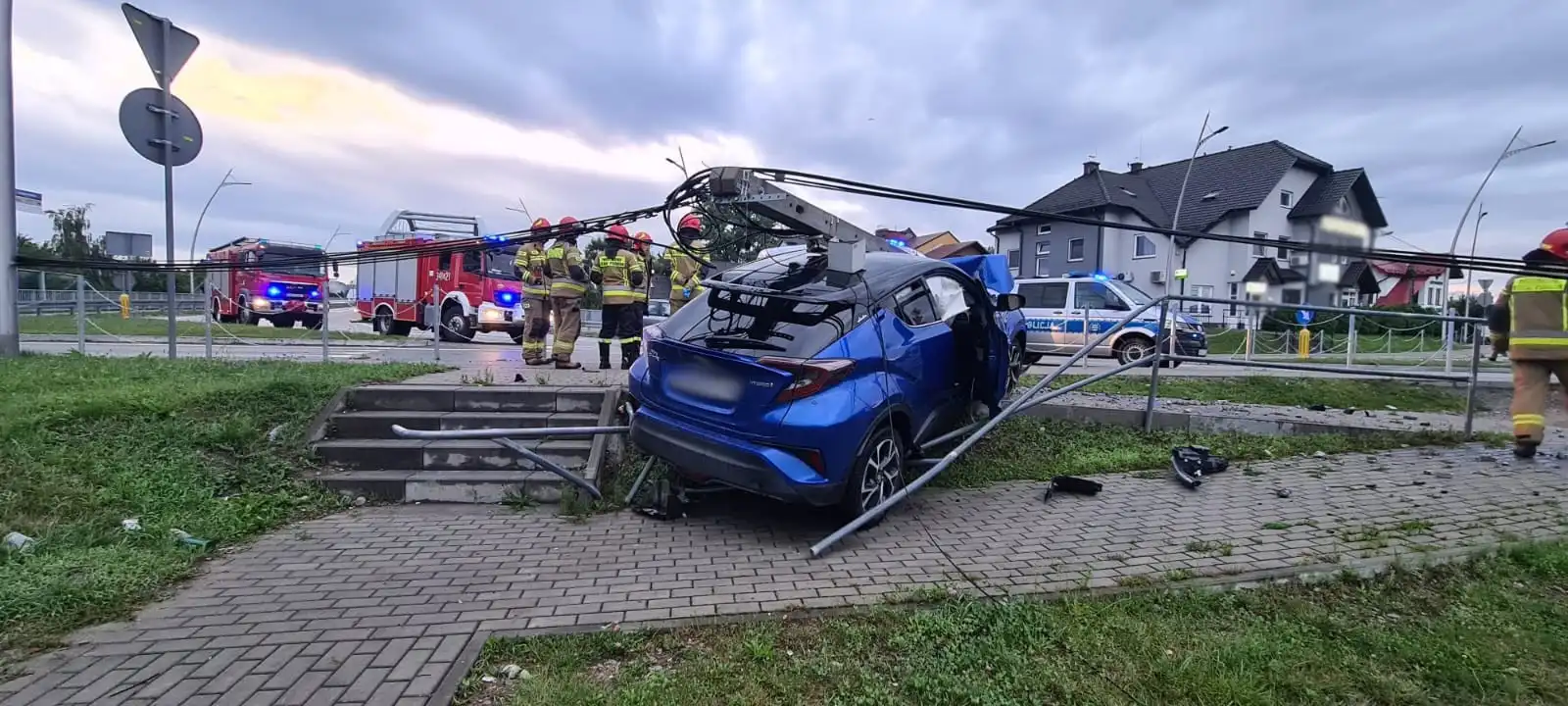 Wypadek na ul. Krakowskiej w Nowym Sączu. Samochód osobowy uderzył w betonowy słup