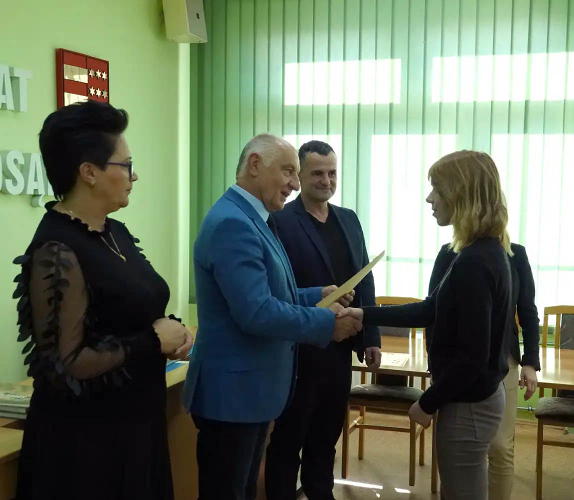 Uczennice ZSP w Nawojowej z sukcesami w konkursie matematycznym