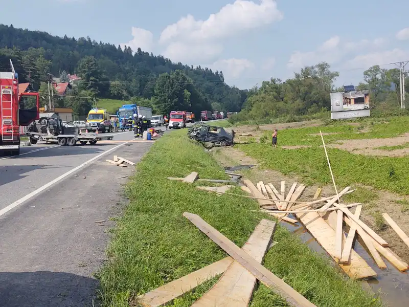 Wypadek na DK75 w Witowicach Dolnych. Jedna osoba była zakleszczona we wraku pojazdu