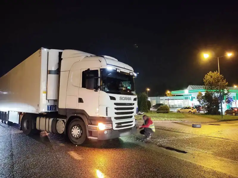 Wypadek na DK75 w Wielogłowach. Zderzyły się dwa pojazdy. Jedna osoba trafiła do szpitala