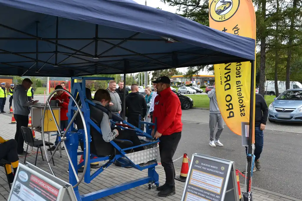 ROADPOL Safety Days z sądecką drogówką. Był symulator dachowania i alkogogle