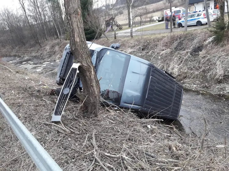 Gostwica: Fiat Ducato wypadł z drogi i uderzył w drzewo. Kobieta z trójką dzieci trafiła do szpitala