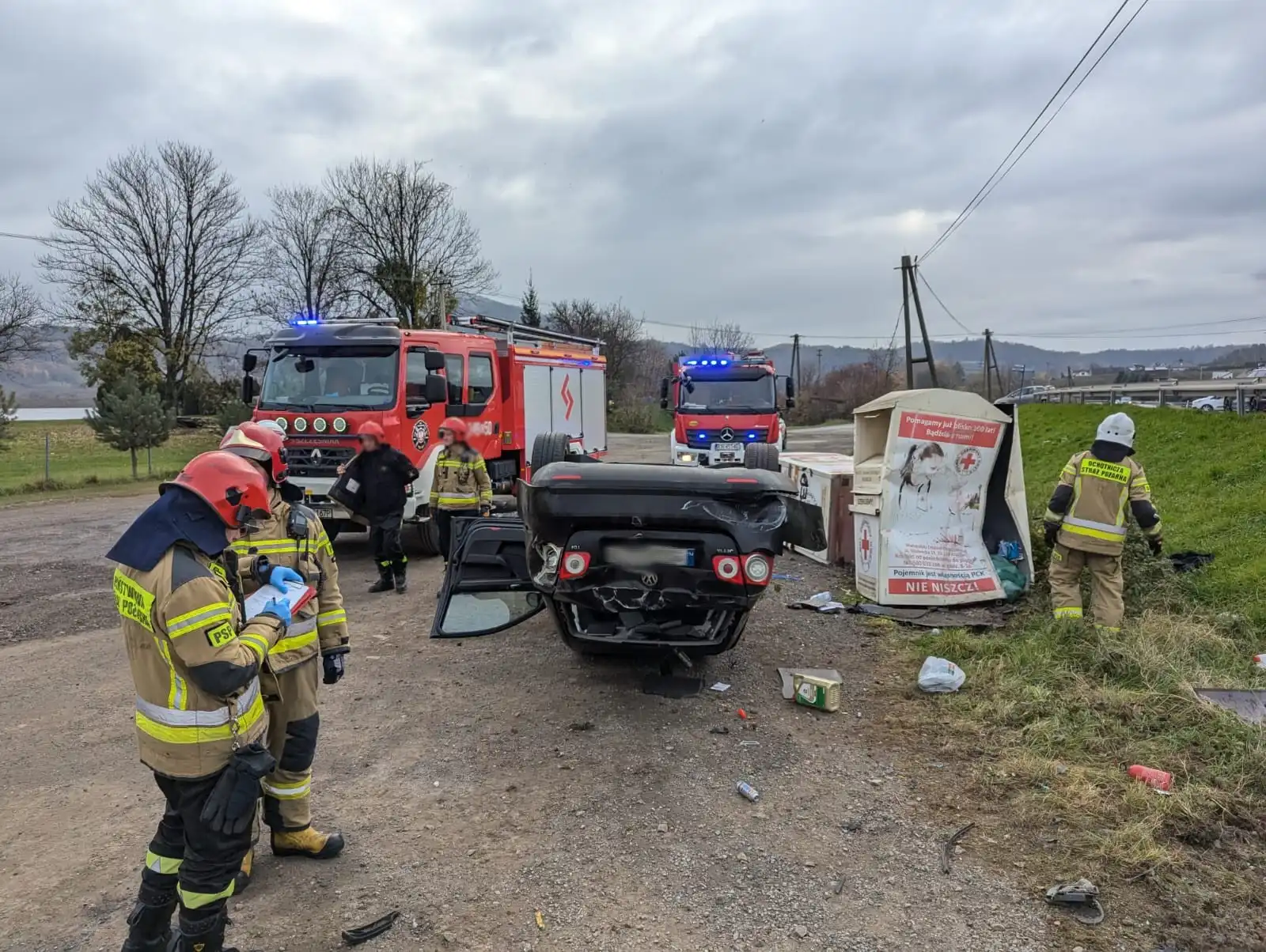Groźny wypadek w Tęgoborzy. Auto dachowało