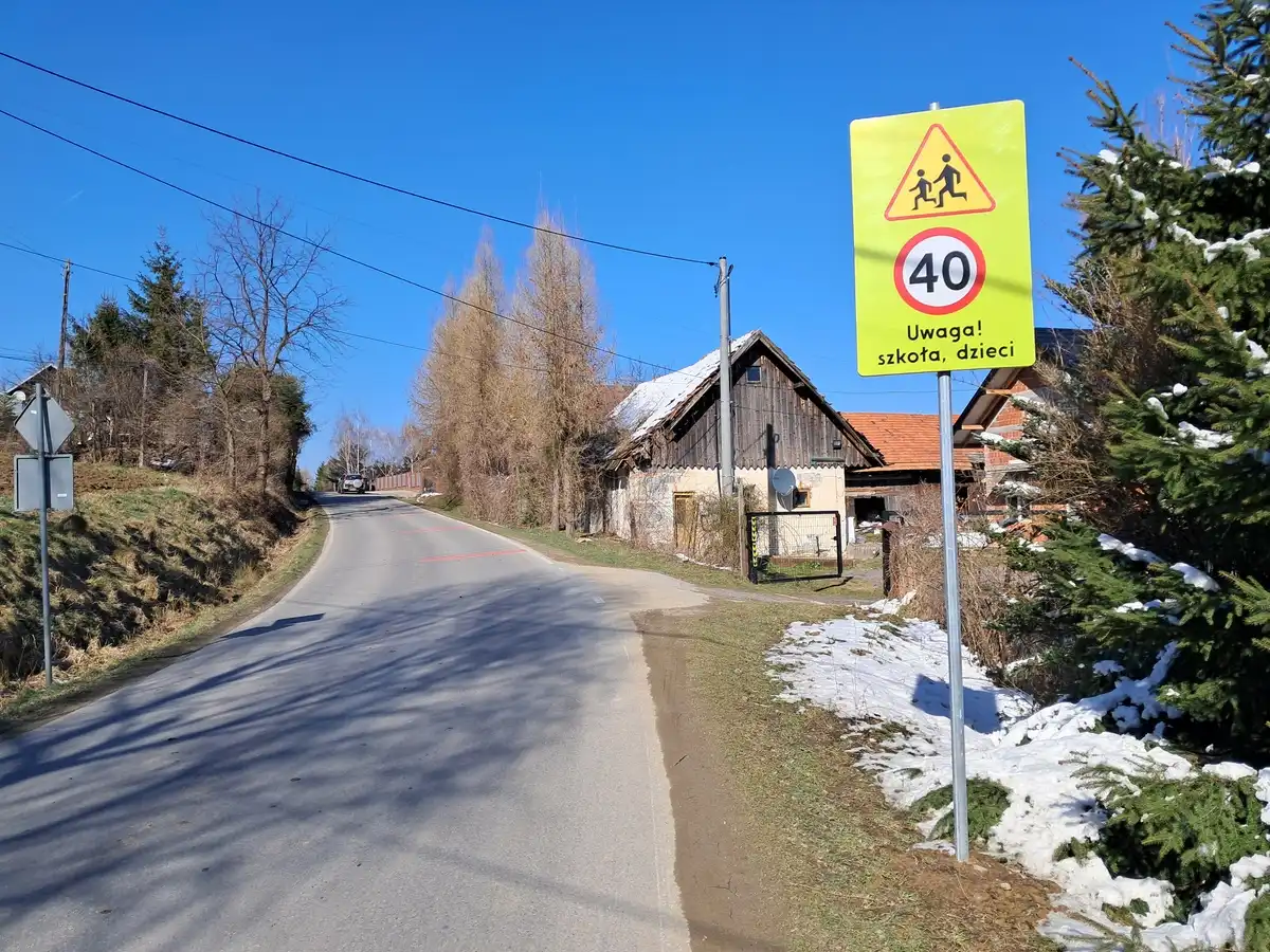 Bezpieczna droga i nowa wiata. Inwestycje w Gminie Łososina Dolna