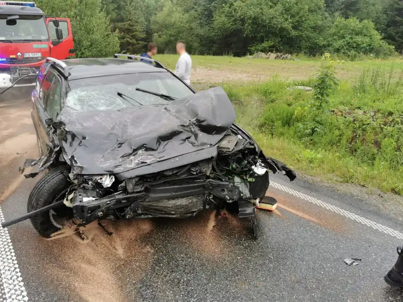 Wypadek w Librantowej. Samochód rozerwało na dwie części