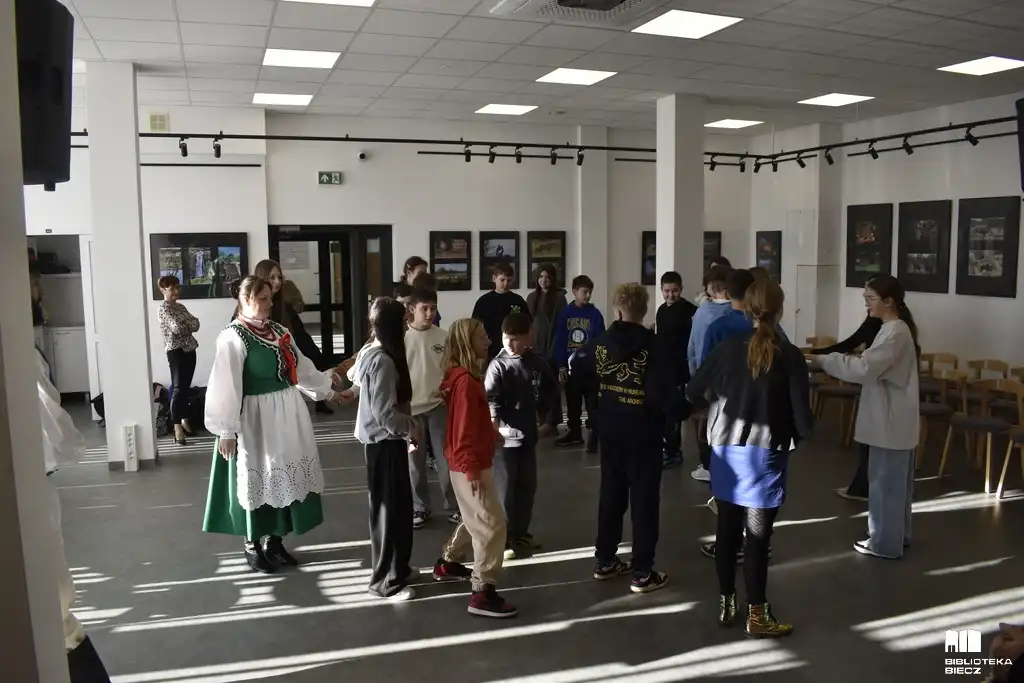 Tradycyjne tańce w bibliotece. Uczniowie poznawali sztajera i polkę