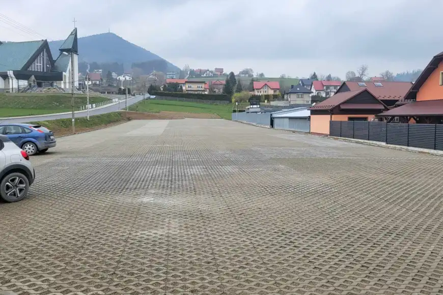 Plac parkingowy przy kościele w Chomranicach utwardzony